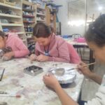 قصور الساف –  أطفال ركن الفنون ينحتون أحلامهم بالطين
