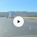 استهتار في الطريق السريعة بين سائقي شاحنة ولوّاج