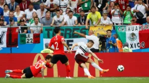 مونديال 2026: بعد خطإ كارثي.. المكسيك بقيادة كينونيس تهزم كوريا وتتأهل لدور الـ32