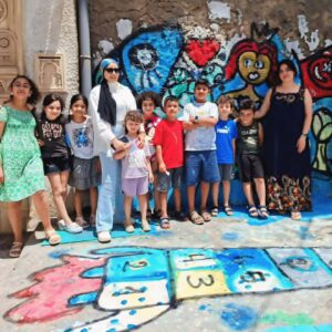 المهدية –  أطفال نادي الرسم برواق علي خوجة للفنون ينحتون خرافاتهم وأحلامهم بشوارع عاصمة الفاطميين
